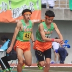 男子・稲美北の３区脇本航太（左）から４区橋本宏輝へのたすきリレー
