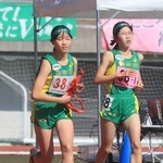 女子・飾磨西の１区堤彩花（右）からたすきを受けた２区田上奏