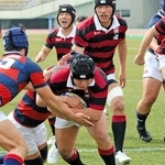 報徳－関学　前半終了間際にトライを決める報徳の難波。１７－７とリードを広げる＝神戸市須磨区、ユニバー記念競技場