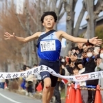 優勝のフィニッシュテープを切る男子・須磨学園Ａのアンカー森平悠太