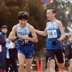男子・須磨学園Ａの３区藤岡孝太郎（右）から４区梅田大陸へのたすきリレー