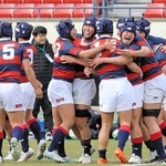 報徳に逆転勝ちして喜ぶ関学フィフティーン。２年ぶりの全国選抜大会出場を決めた