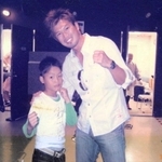 後に世界王者となる石田順裕さん（右）と記念撮影する小学１年の穴口一輝さん＝２００６年１２月（家族提供）