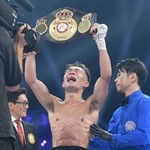 世界初挑戦で判定勝ちし、ベルトを天に掲げる堤聖也＝２０２４年１０月１３日、有明アリーナ