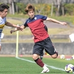 左膝の負傷から復帰し、中盤で攻守の鍵を握る神戸の井出（右）＝１月２１日、沖縄県西原町