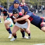 報徳－常翔学園　後半、報徳の石脇がトライを決め、１９ー２４とする＝神戸市須磨区、ユニバー記念補助競技場
