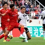 名古屋-神戸　前半、厳しいマークに遭う神戸の大迫（手前右）＝愛知県豊田市、豊田スタジアム