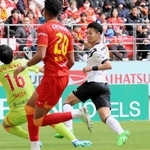 名古屋-神戸　前半、決定機を逃す神戸の佐々木（右）＝愛知県豊田市、豊田スタジアム