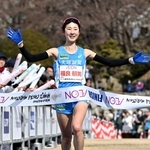 女子トップでフィニッシュした福良郁美＝姫路市本町、姫路城三の丸広場（撮影・大田将之）