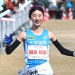 女子優勝のゴールテープを切る福良郁美＝姫路市本町、姫路城三の丸広場（撮影・辰巳直之）