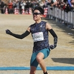 男子で優勝し、跳び上がって喜ぶ岩佐快斗＝姫路市本町、姫路城三の丸広場（撮影・辰巳直之）