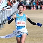 女子優勝のゴールテープを切る福良郁美（撮影・辰巳直之）