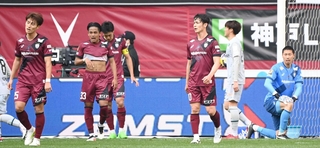 神戸－福岡　前半、福岡に先制され、肩を落とす神戸イレブン＝ノエビアスタジアム神戸（撮影・斎藤雅志）