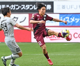 神戸－福岡　前半、華麗にボールを操る初先発の神戸・浜崎（右）＝ノエビアスタジアム神戸（撮影・斎藤雅志）