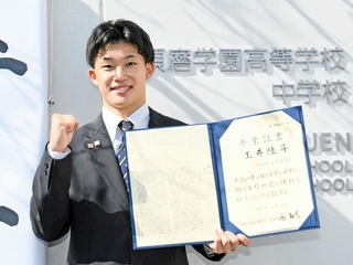 須磨学園高の卒業式を終え、晴れやかな表情を浮かべる玉井陸斗＝神戸市須磨区