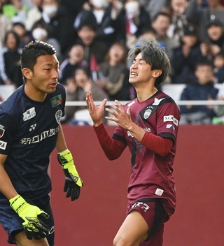 神戸－福岡　後半、シュートを決めきれず悔しがる神戸の大迫（右）。左は福岡のＧＫ村上＝ノエビアスタジアム神戸（撮影・斎藤雅志）