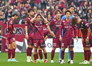 神戸－福岡　０-１で福岡に負け、肩を落とす大迫（左端）や浜崎（左から３人目）ら神戸イレブン＝ノエビアスタジアム神戸（撮影・斎藤雅志）