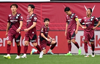 神戸－福岡　前半、福岡に先制され、肩を落とす神戸イレブン＝ノエビアスタジアム神戸（撮影・斎藤雅志）