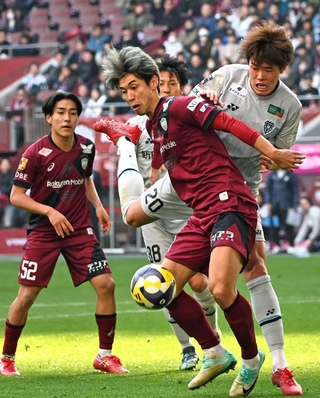 神戸－福岡　後半、相手選手に激しくプレッシャーをかけられる神戸の大迫（中央）＝ノエビアスタジアム神戸（撮影・斎藤雅志）
