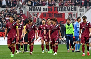 ０-１で福岡に負け、肩を落とす神戸イレブン＝１日、ノエビアスタジアム神戸