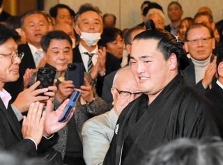 新十両昇進祝賀会で、地元関係者らの拍手を浴びながら入場する大辻（中央右）＝加古川市内