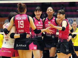 姫路－ＫＵＲＯＢＥ　第３セット、宮部（１１）のブロック得点を喜ぶ井上（１０）や渡辺（右端）ら姫路の選手たち