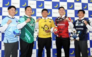 関学大ラグビー部からリーグワン所属チームへの加入が決まった（左から）山本快、黄世邏、平生翔大、川村祐太、松本壮馬