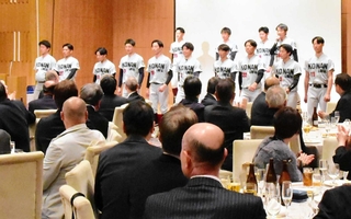 甲南大硬式野球部の７０周年式典であいさつする現役部員たち＝大阪市福島区（甲南大提供）