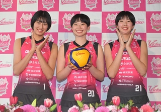 笑顔を見せる（左から）秋本美空、河俣心海、矢田和香＝イーグレ姫路（撮影・石井剣太郎）