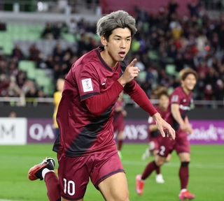 神戸－光州　前半、バーに当たって跳ね返った球を頭で押し込み、駆け出す神戸の大迫（撮影・笠原次郎）