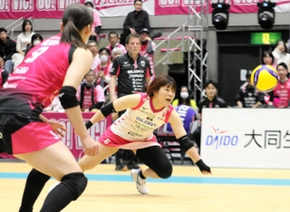 ＫＵＲＯＢＥとの第２戦でボールを拾い続けた姫路のリベロ森田茉莉（中央）＝２日、姫路市のヴィクトリーナ・ウインク体育館