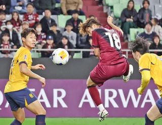 神戸－光州　前半、ヘディングシュートを決める神戸の井出（１８）＝撮影・笠原次郎