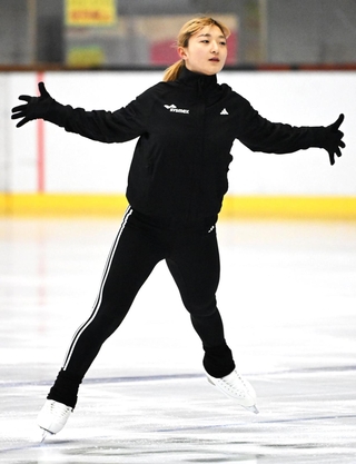 ４連覇を狙う世界選手権に向けた練習を公開した坂本花織＝６日午前、神戸市立ポートアイランドスポーツセンター（撮影・斎藤雅志）