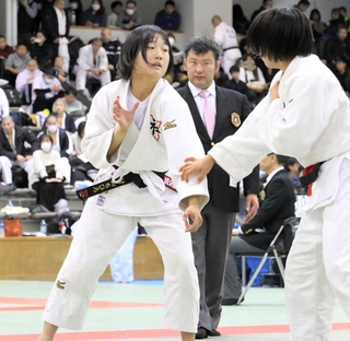 柔道の全国高校選抜大会に初出場する社の村山ちひろ（左）＝１月、姫路市の兵庫県立体育館