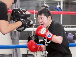 世界主要４団体統一戦に挑む山中菫＝神戸市東灘区