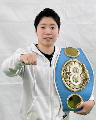 ４団体統一戦が決まり、意気込む山中菫＝神戸市東灘区、真正ジム