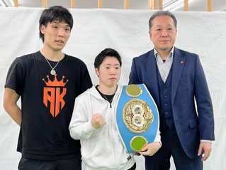 ４団体統一戦が決まり、会見した（右から）真正ジムの山下正人会長、山中菫、久保隼さん＝神戸市東灘区