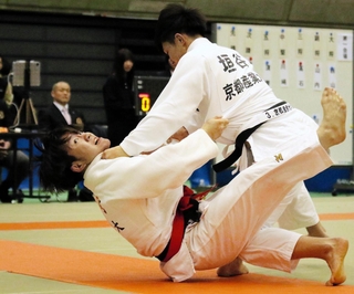 熱戦を繰り広げる選手たち＝神戸市須磨区、グリーンアリーナ神戸