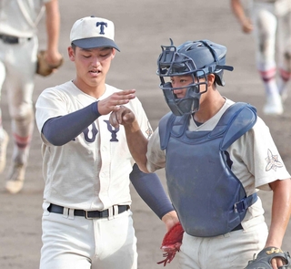 秋季兵庫県大会準決勝で神戸国際大付を下し、タッチを交わす阪下（左）、桒原の東洋大姫路バッテリー＝２０２４年９月、明石トーカロ球場