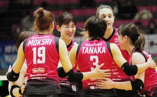 ２日のＫＵＲＯＢＥ戦で、笑顔を見せる姫路の井上愛里沙（中央）＝姫路市西延末、ヴィクトリーナ・ウインク体育館