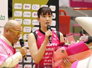 ２日のＫＵＲＯＢＥ戦後、観客に感謝を述べる姫路の井上愛里沙（右）＝姫路市西延末、ヴィクトリーナ・ウインク体育館