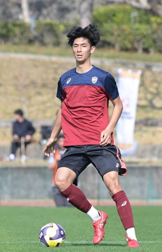 神戸の沖縄キャンプで練習試合に臨む山田＝沖縄県西原町、西原町民陸上競技場（撮影・大田将之）