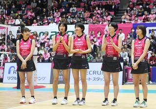 試合後、地元ファンの前であいさつした新入団の（左から）姫路・野末朋那、秋本美空、矢田和香、河俣心海、山本侑奈＝姫路市西延末、ヴィクトリーナ・ウインク体育館（撮影・辰巳直之）