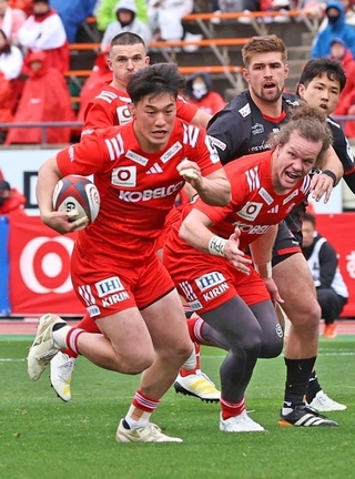 神戸-三重　前半３１分、神戸の李承信（左）がトライを決める＝撮影・丸山桃奈