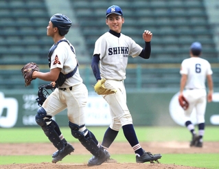 新型コロナウイルス禍の代替大会の甲南高戦で、１７三振を奪った神港橘高時代の金丸夢斗＝２０２０年８月、ほっともっとフィールド神戸