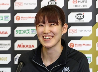 試合後、笑顔で現役引退について語った姫路の井上愛里沙＝姫路市西延末、ヴィクトリーナ・ウインク体育館（撮影・辰巳直之）