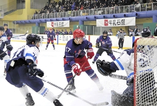 神戸－横浜　第１ピリオド、ゴール前で激しく競り合う神戸の選手（１７）ら＝尼崎市、尼崎スポーツの森