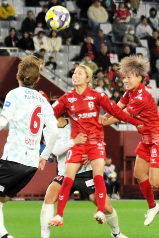 ＩＮＡＣ神戸－千葉　後半、先制のヘディングシュートを決めるＩＮＡＣ神戸の成宮（左から２人目）＝神戸市兵庫区、ノエビアスタジアム神戸