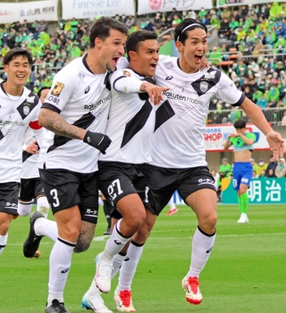 湘南－神戸　前半２４分、先制点を決め、喜ぶ神戸のエリキ（右から２人目）＝神奈川県平塚市、レモンガススタジアム平塚