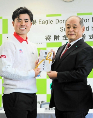 加東市の岩根正市長（右）に寄付金の目録を渡した蟬川泰果＝加東市役所